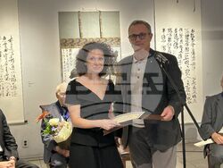 Ректорът на НХА проф. Георги Янков  удостои шестима професиори доайени на академията с почетния знак на академията „Св. Пимен Зографски“ – огърлие със синя лента и грамота. Снимка: НХА