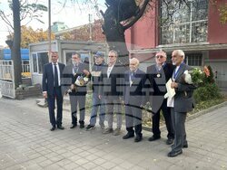 Ректорът на НХА проф. Георги Янков  удостои шестима професиори доайени на академията с почетния знак на академията „Св. Пимен Зографски“ – огърлие със синя лента и грамота. Снимка: НХА