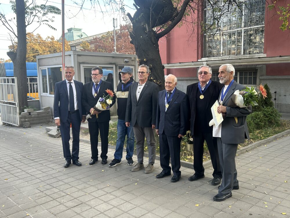 Ректорът на НХА проф. Георги Янков удостои шестима професори с почетния знак на академията „Св. Пимен Зографски“