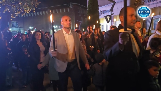 Врачанският митрополит Григорий и кметът на Враца Калин Каменов поведоха поход на родолюбието с над 1000 участници