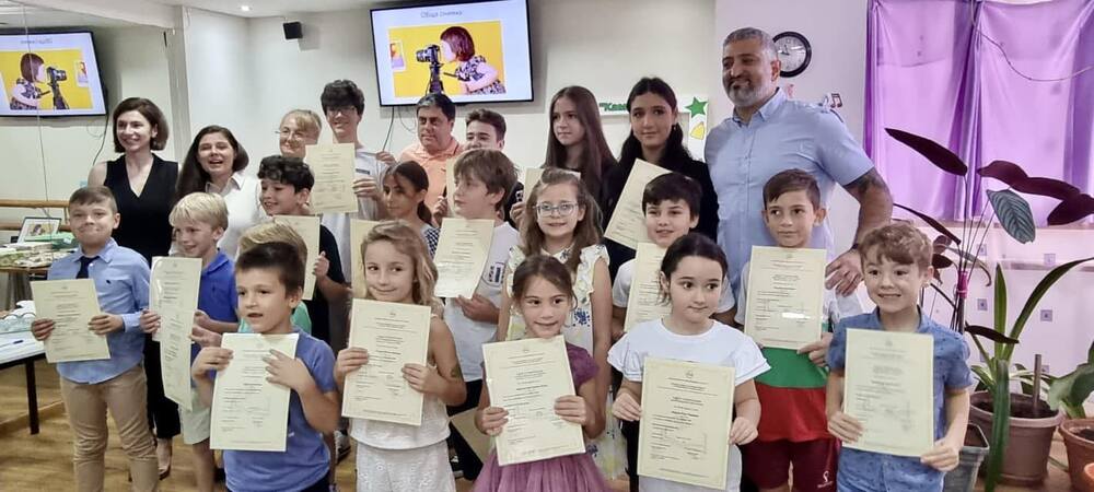 Екипът на Българско училище „Камбана“ в Абу Даби сподели поздрав по повод Деня на народните будители