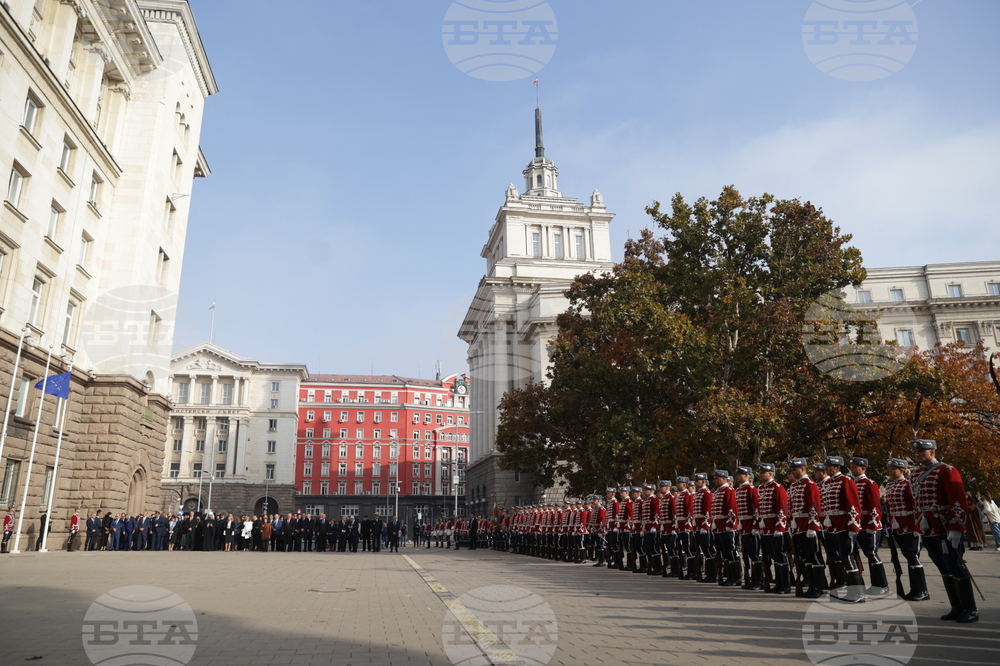 Ден на народните будители - церемония по издигане на националния флаг