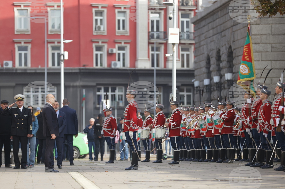 Ден на народните будители - церемония по издигане на националния флаг