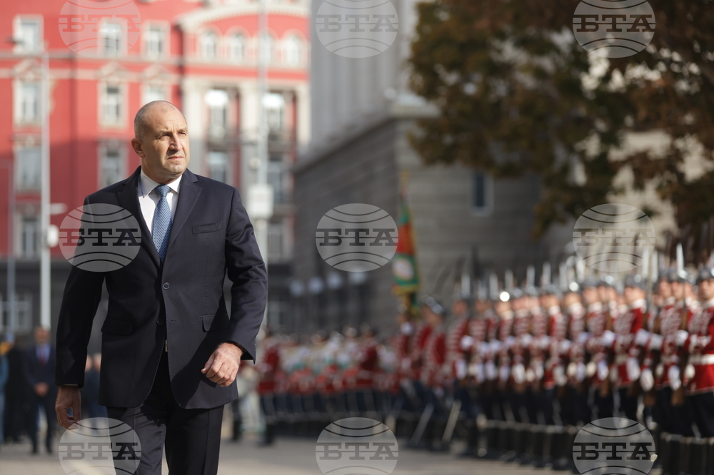 Ден на народните будители - церемония по издигане на националния флаг