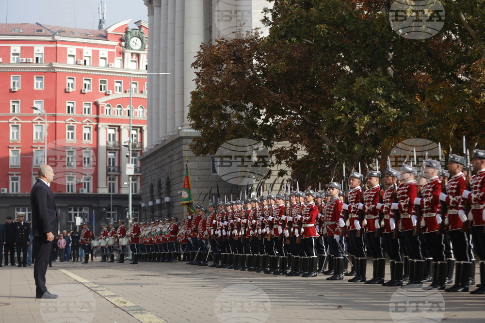 Ден на народните будители - церемония по издигане на националния флаг