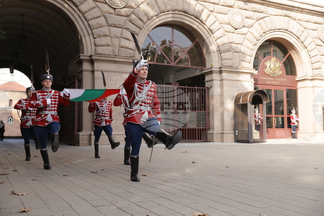 Ден на народните будители - церемония по издигане на националния флаг
