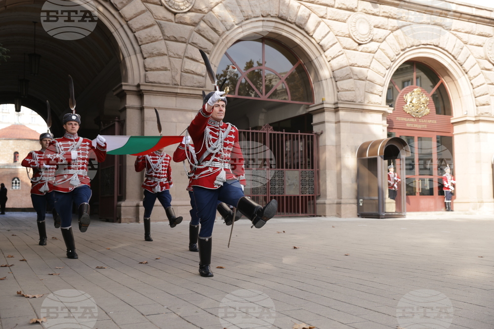 Ден на народните будители - церемония по издигане на националния флаг