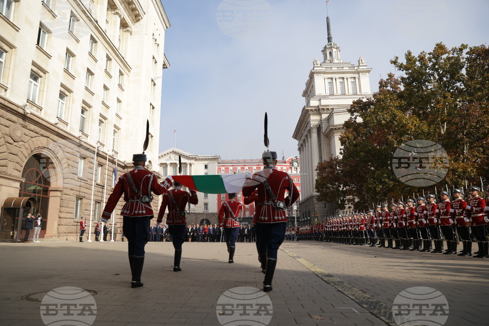 Ден на народните будители - церемония по издигане на националния флаг