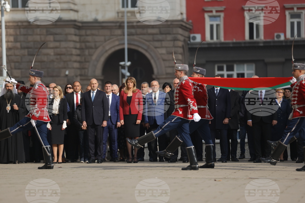 Ден на народните будители - церемония по издигане на националния флаг