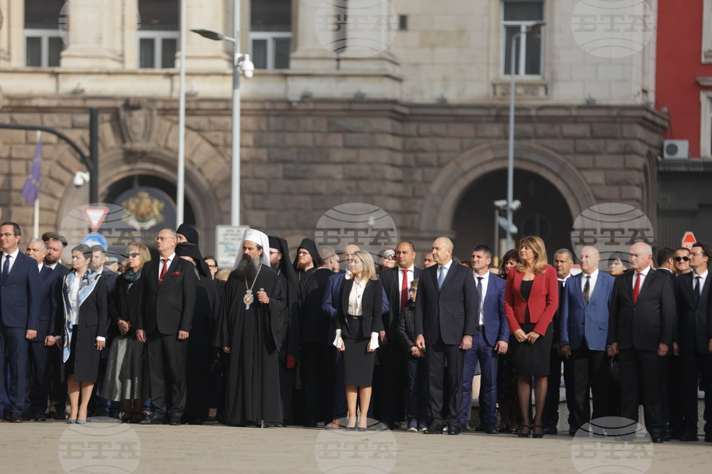 Ден на народните будители - церемония по издигане на националния флаг