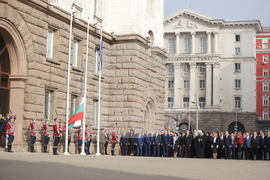 Ден на народните будители - церемония по издигане на националния флаг