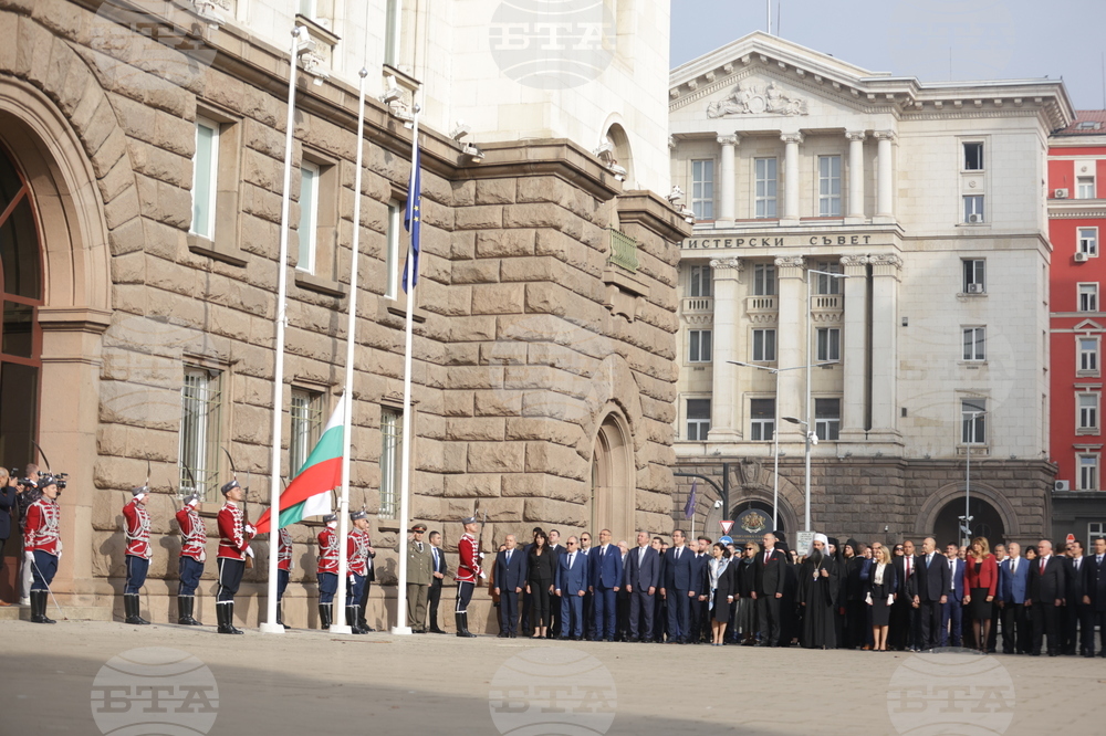 Ден на народните будители - церемония по издигане на националния флаг