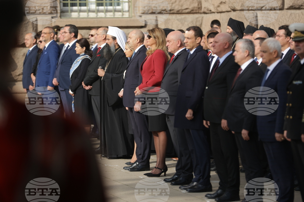 Ден на народните будители - церемония по издигане на националния флаг