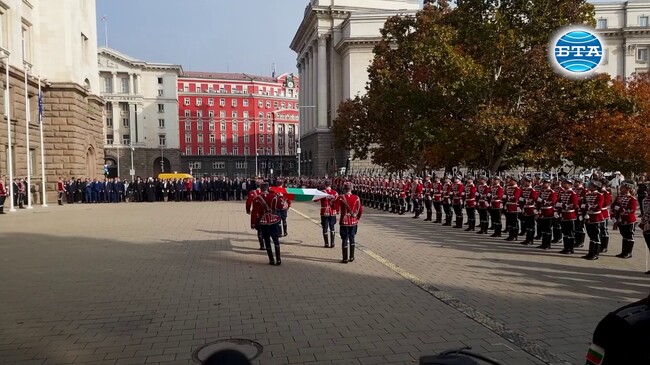 Националният флаг беше издигнат пред сградата на президентската институция по случай Деня на народните будители