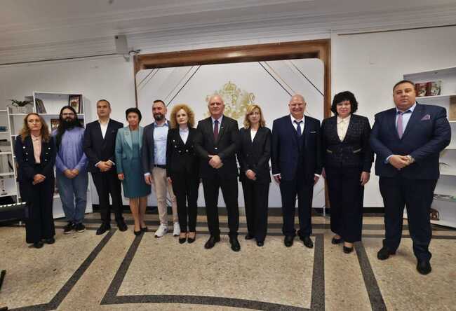 Министерство на образованието и науката: На Деня на народните будители министър Цоков отличи изявени учители