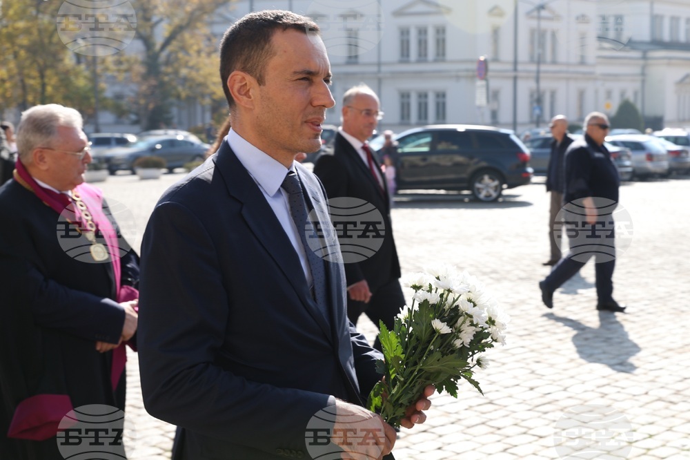  Дълбок поклон към всички български учители, отдали се на мисията да будят умовете и душите на нашите деца, написа кметът на София Васил Терзиев за Деня на будителите 