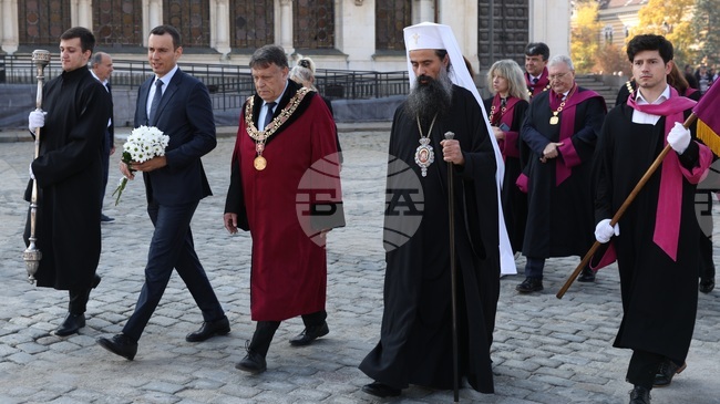 Честваме Деня на народните будители, посветен на делото на книжовниците и на просветителите ни през вековете