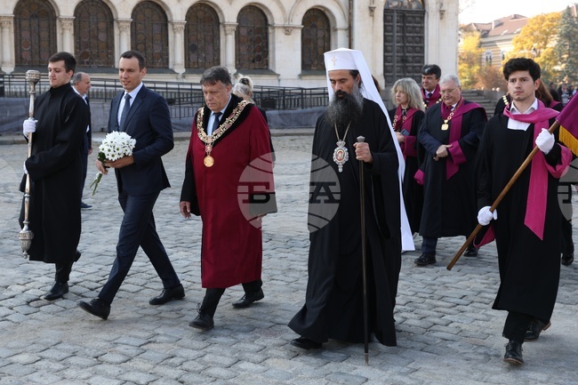 Честваме Деня на народните будители, посветен на делото на книжовниците и на просветителите ни през вековете