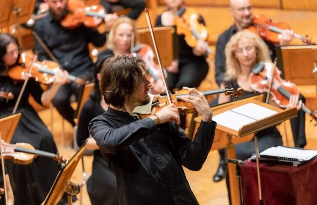 Цигуларят Виктор Тренев ще е солист в първия симфоничен концерт за годината в Държавна опера Бургас