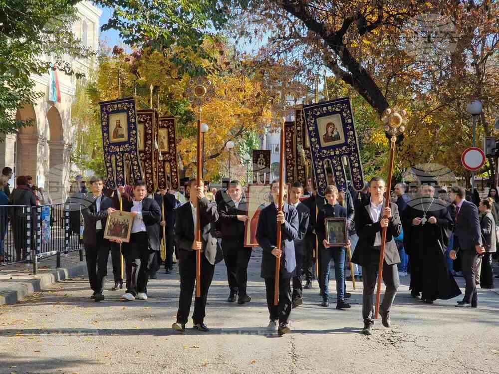 Стотици пловдивчани отбелязаха Деня на народните будители с общоградско шествие