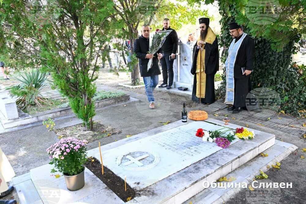 На Първи ноември Сливен почете паметта и делото на Добри Чинтулов и на заслужили културни и просветни деятели