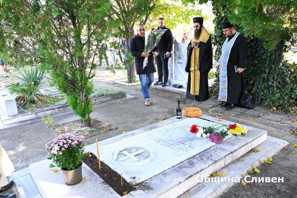 На Първи ноември Сливен почете паметта и делото на Добри Чинтулов и на заслужили културни и просветни деятели