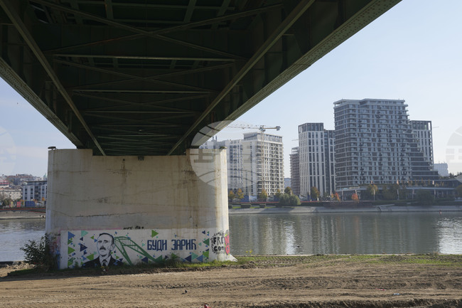 Лидер на сръбска опозиционна партия е арестуван при протестна блокада на мост в Белград