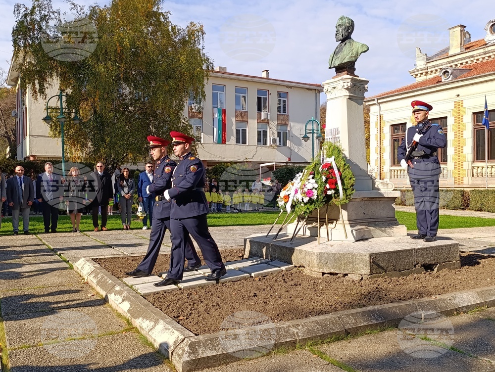 С общоградско тържество пред паметника на възрожденския дарител и общественик Нанчо Попович шуменци отбелязаха Деня на народните будители