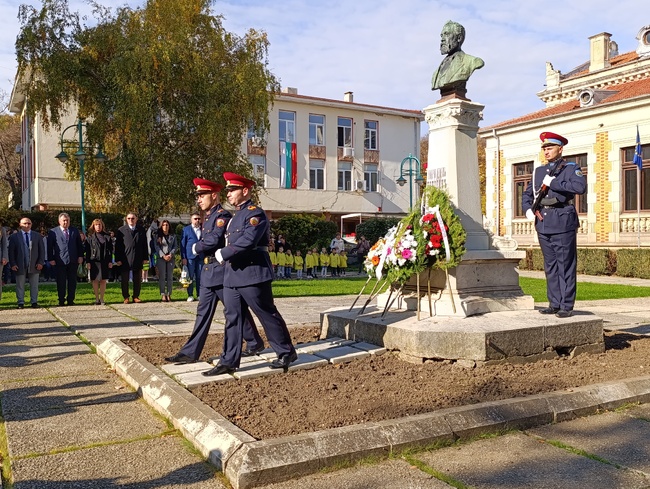 С общоградско тържество пред паметника на възрожденския дарител и общественик Нанчо Попович шуменци отбелязаха Деня на народните будители