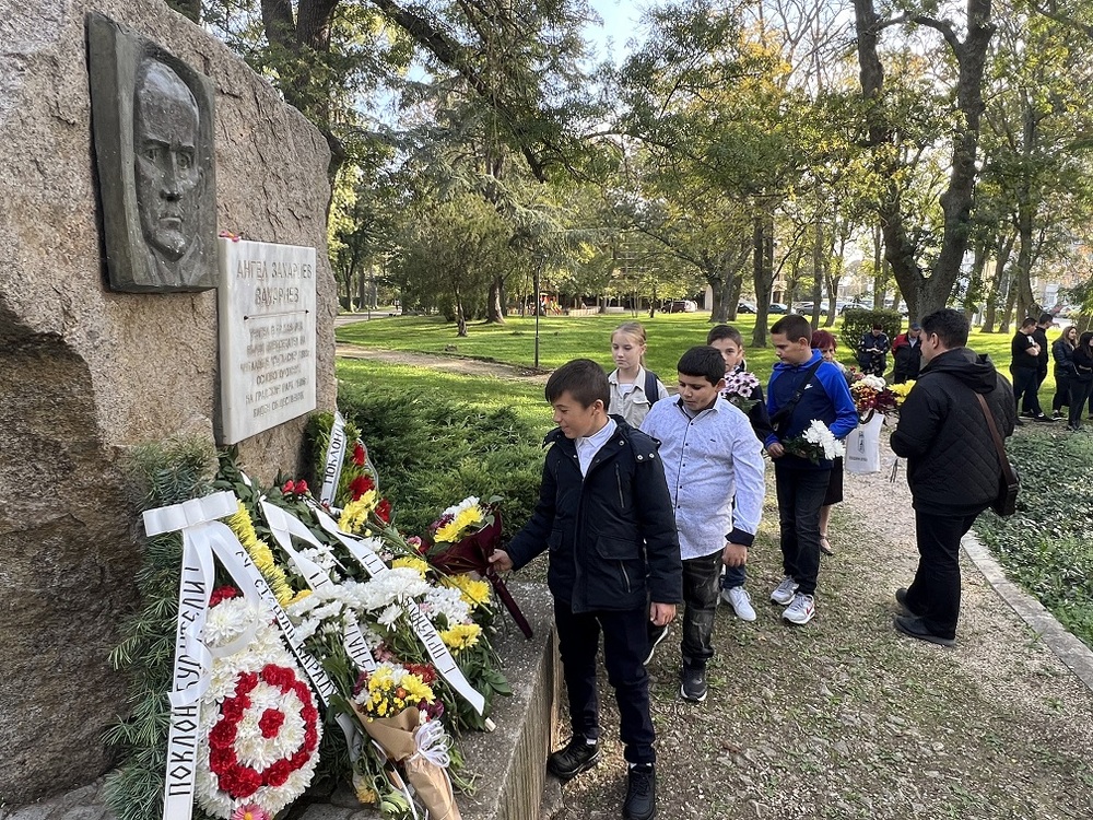 С венци и цветя Каварна отбелязва Денят на народните будители