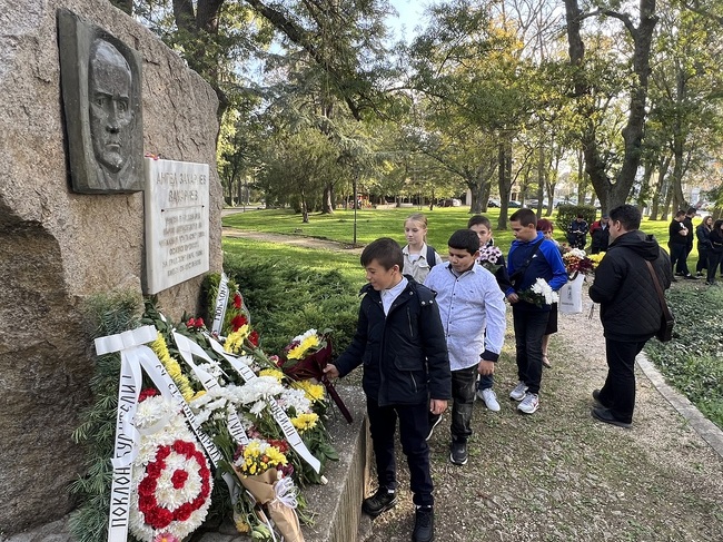 С венци и цветя Каварна отбелязва Денят на народните будители