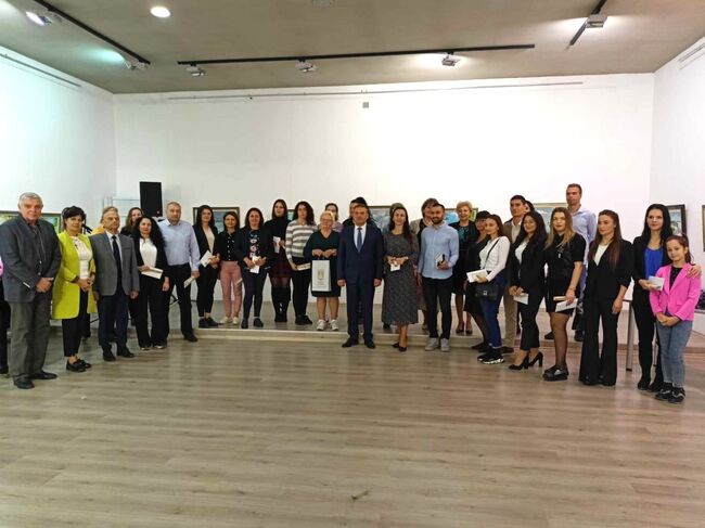 Директори на учебни заведения и новопостъпили педагози с поздрав от Община Плевен за 1 ноември