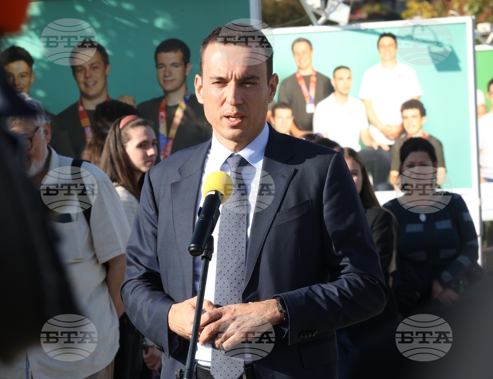 "Моста на влюбените" - изложба - "Фантастични умове"
