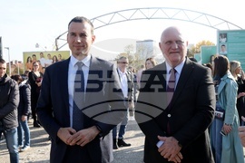 "Моста на влюбените" - изложба - "Фантастични умове"