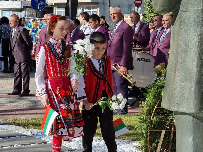 С поднасяне на цветя пред паметници на ямболски будители и празнично шествие Ямбол отбеляза 1 ноември