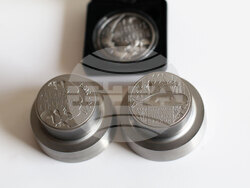 Сребърен медал с античен финиш „200 години от издаването на Рибния буквар“. Снимка: „Булминт“