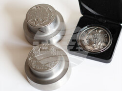 Сребърен медал с античен финиш „200 години от издаването на Рибния буквар“. Снимка: „Булминт“