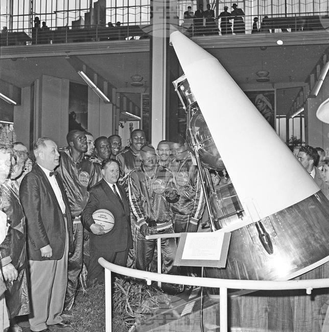 На 3 ноември 1957 г. Съветският съюз праща в космоса първото живо същество – кучето Лайка