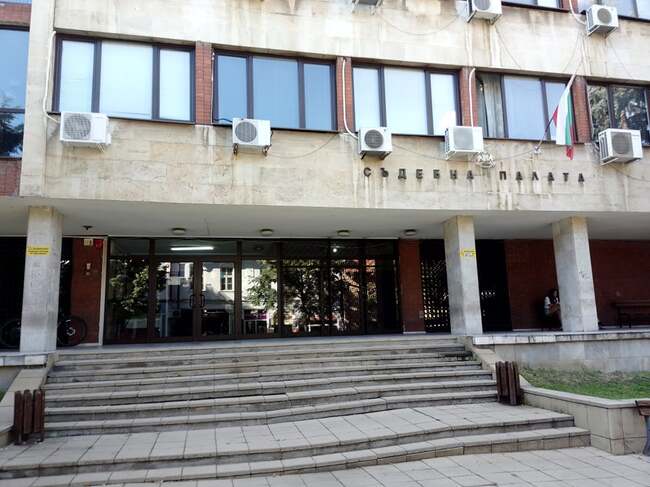 Съдът в Дупница призна за виновни двама подсъдими за нанасяне на лека телесна повреда и за закана за убийство към двама журналисти