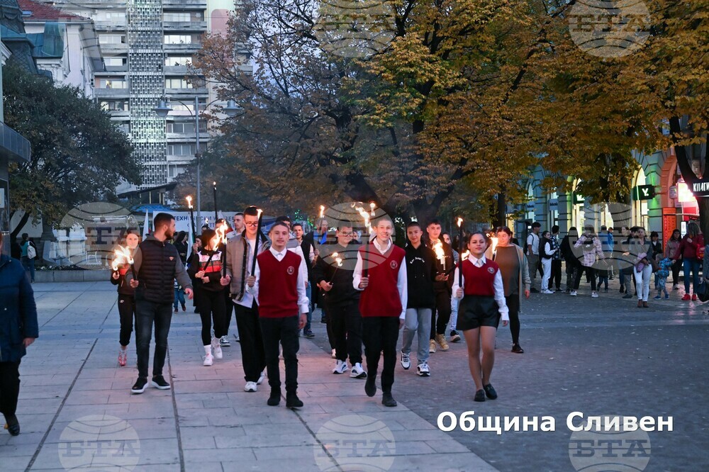 Факелно шествие в Сливен бе кулминацията за Деня на народните будители