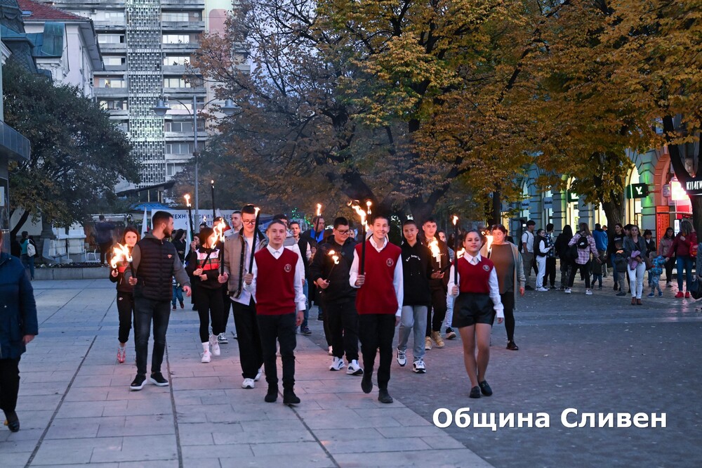 Факелно шествие в Сливен бе кулминацията за Деня на народните будители