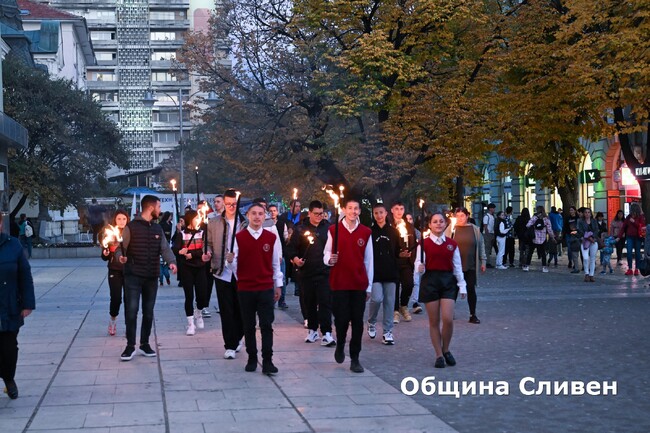 Факелно шествие в Сливен бе кулминацията за Деня на народните будители