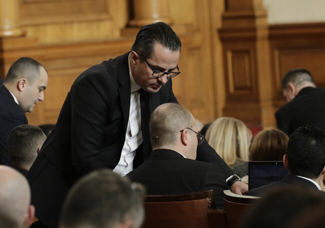Депутатите Искрен Митев и Цончо Ганев получиха "забележка" по време на разискванията по промените в Кодекса на труда
