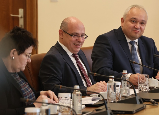 За първи път бе разработен такъв пакет от мерки за подкрепа на уязвимите групи, получаващи целеви помощи за отопление, каза вицепремиерът Лазар Лазаров