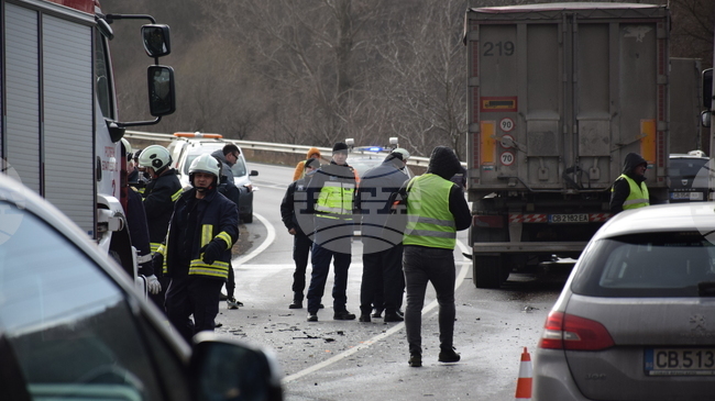 Заради катастрофа е ограничено движението и в двете посоки в района на симитлийското село Градево