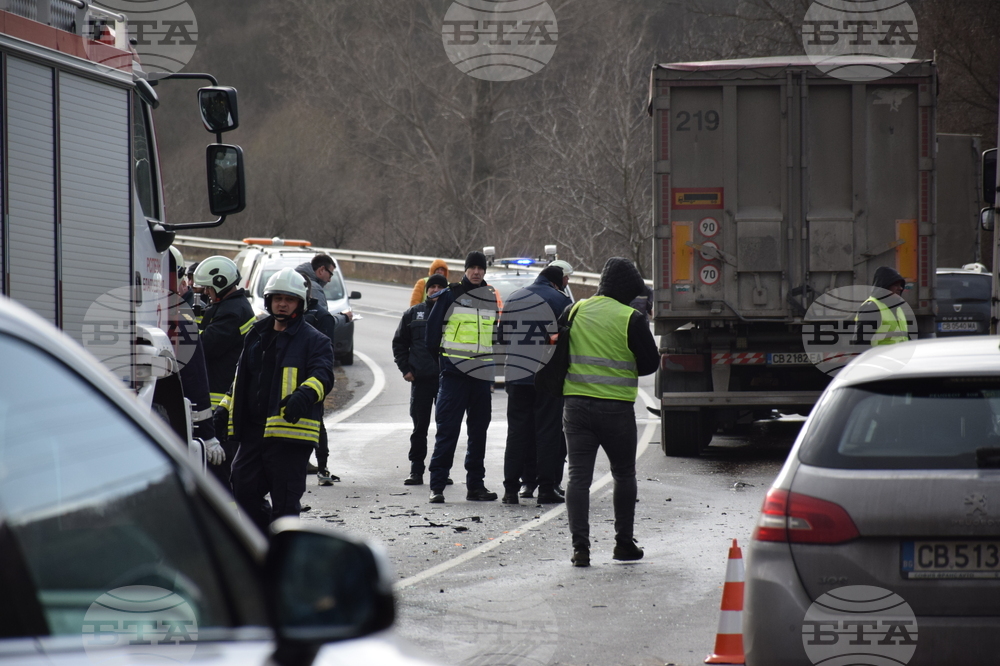 Заради катастрофа е ограничено движението и в двете посоки в района на симитлийското село Градево