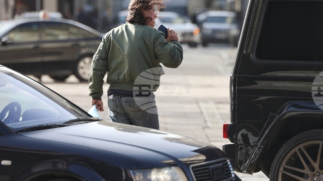 Има опасност от падащи предмети, ако сте вкъщи - затворете плътно прозорците, съветват от ПБЗН заради силния вятър