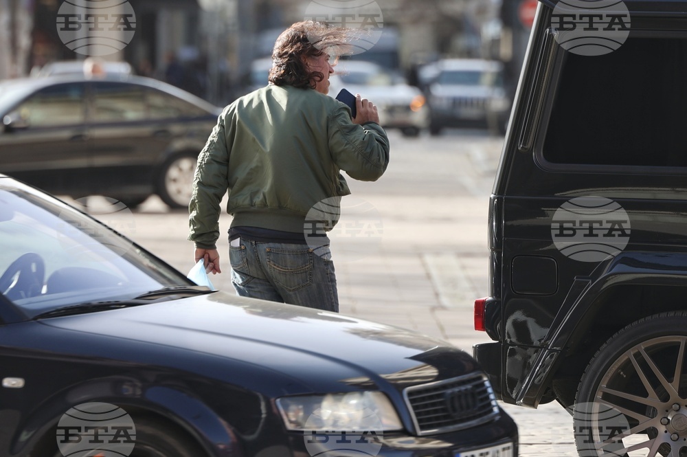 Има опасност от падащи предмети, ако сте вкъщи - затворете плътно прозорците, съветват от ПБЗН заради силния вятър