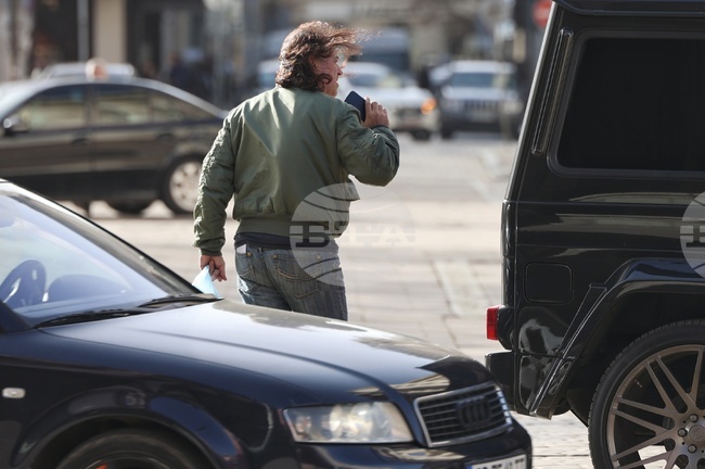 Има опасност от падащи предмети, ако сте вкъщи - затворете плътно прозорците, съветват от ПБЗН заради силния вятър