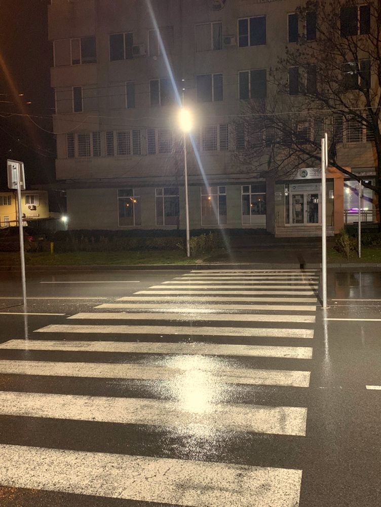 Община Сливен: Монтажът на осветление на пешеходните пътеки в Сливен продължава и през 2023 година